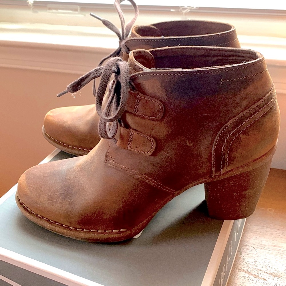 Clarks artisan brown leather boot. lace up